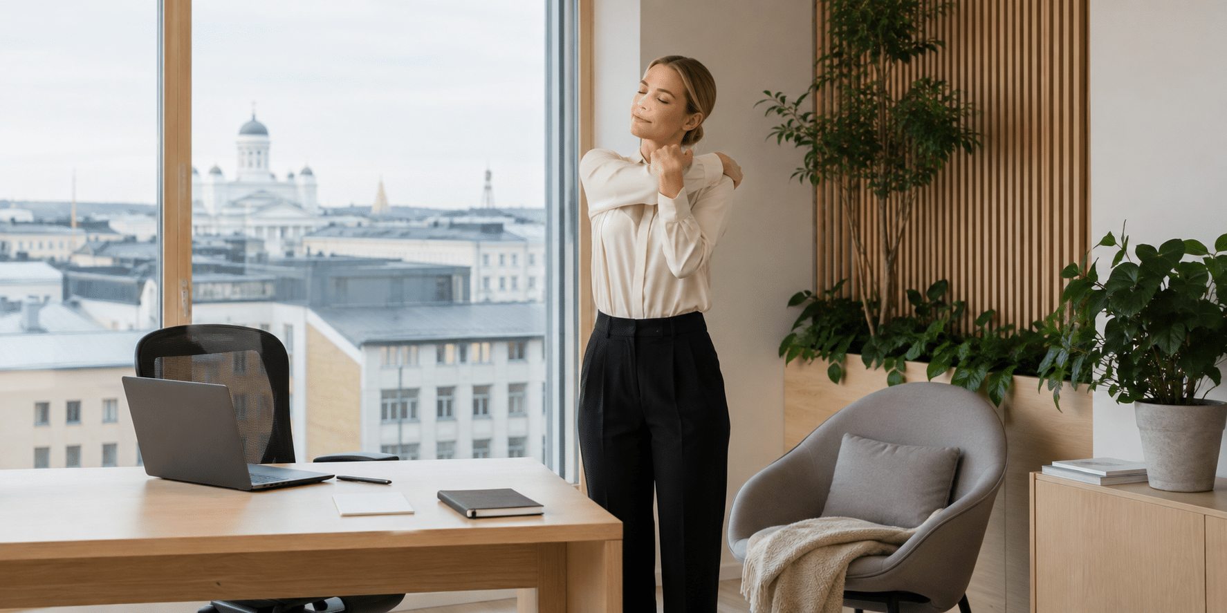 Nainen venyttelee toimistossa lyhyen tauon aikana